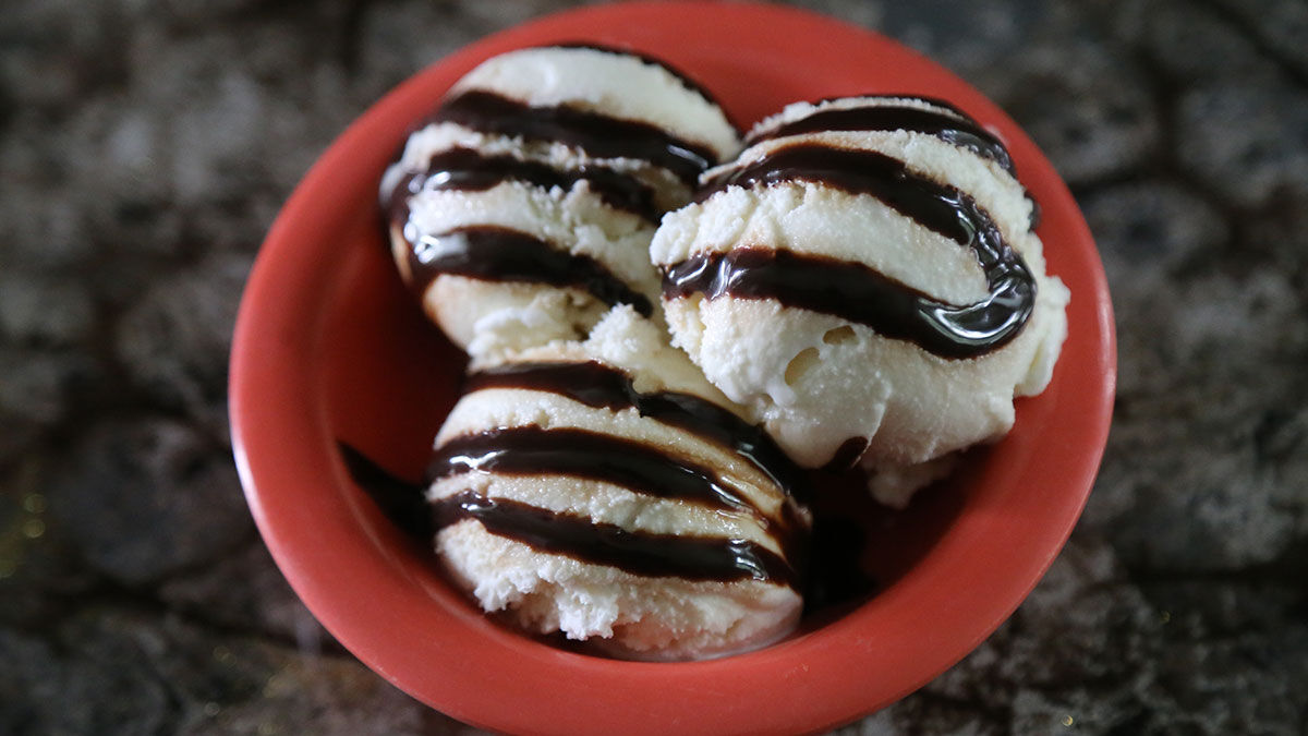Ice cram with topping